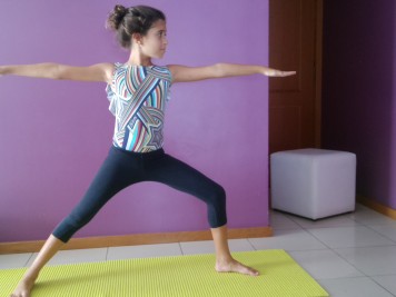 Larissa, hoje com 10 anos, pratica yoga desde os 7 anos.