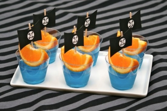 Barquinhos de gelatina azul com tangerina