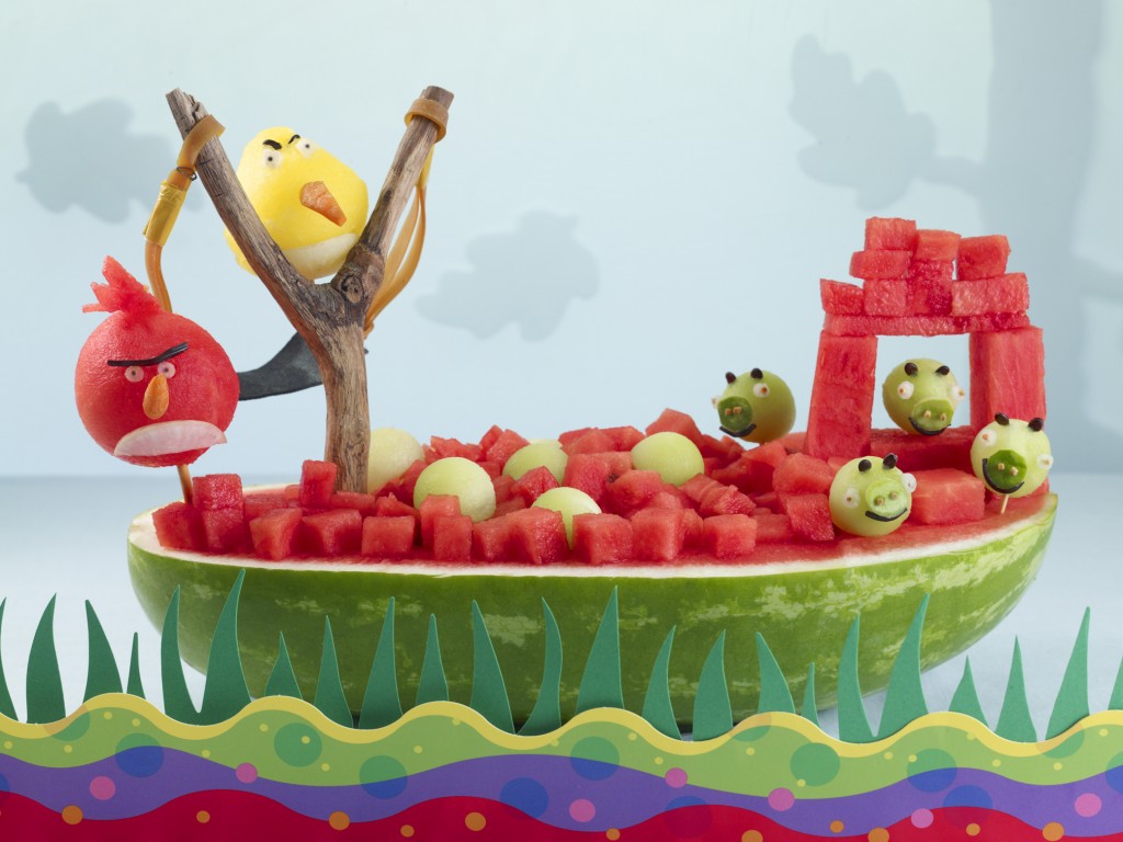 Cenário dos Angry Birds feito com melancia e pedaços de melão