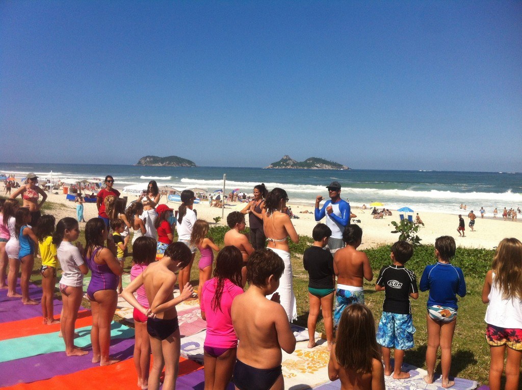 Imagem-Yoga-Surf-School-para-Roteirinho-Carioca.-Foto-de-Divulgação.2