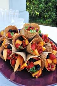 Cones de sorvete com salada de frutas