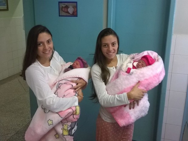 Jéssica, à esquerda, e Joyce deram à luz Valentina e Emanuelle no domingo (26) (Foto: Arquivo Pessoal)