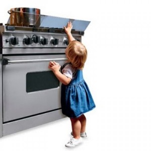 365095-Cuidado-com-a-segurança-das-crianças-na-cozinha-1-600x600