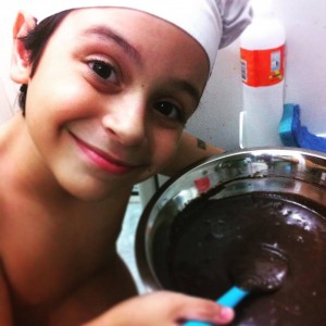 João, filho da Raquel, ajudando a preparar o bolo e o brigadeiro.
