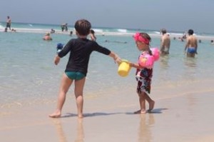Rafael, filho de Silvia, com a prima Luisa, brincando na praia: sempre protegido contra os efeitos nocivos do sol