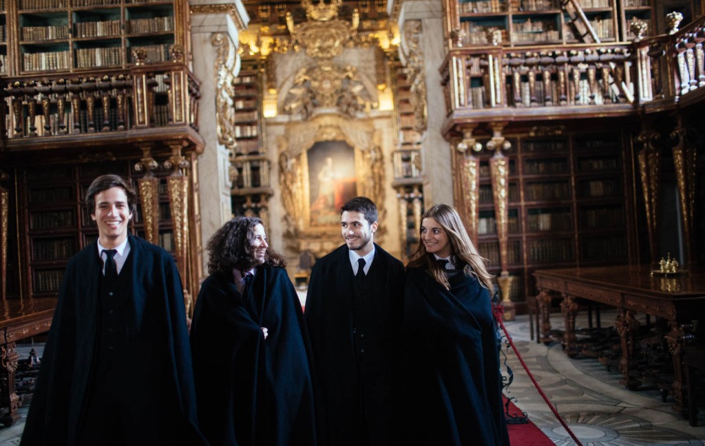 Estudante da Universidade de Coimbra dentro da icônica biblioteca Joanina _ Créditos_ Emanuele Siracusa