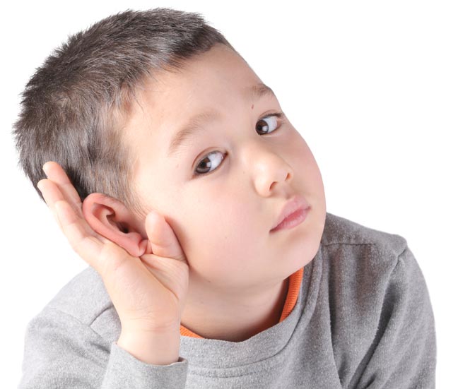 Звук кашля ребенка слушать. Hear для детей. Ребенок слушает. Дети внимательно СЛУШАЮТ. Ребенок подслушивает.